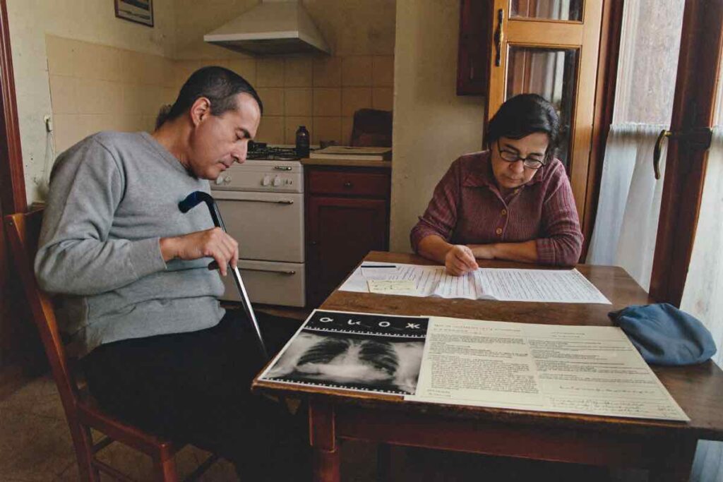 Una coppia esamina a casa documenti medici e una radiografia